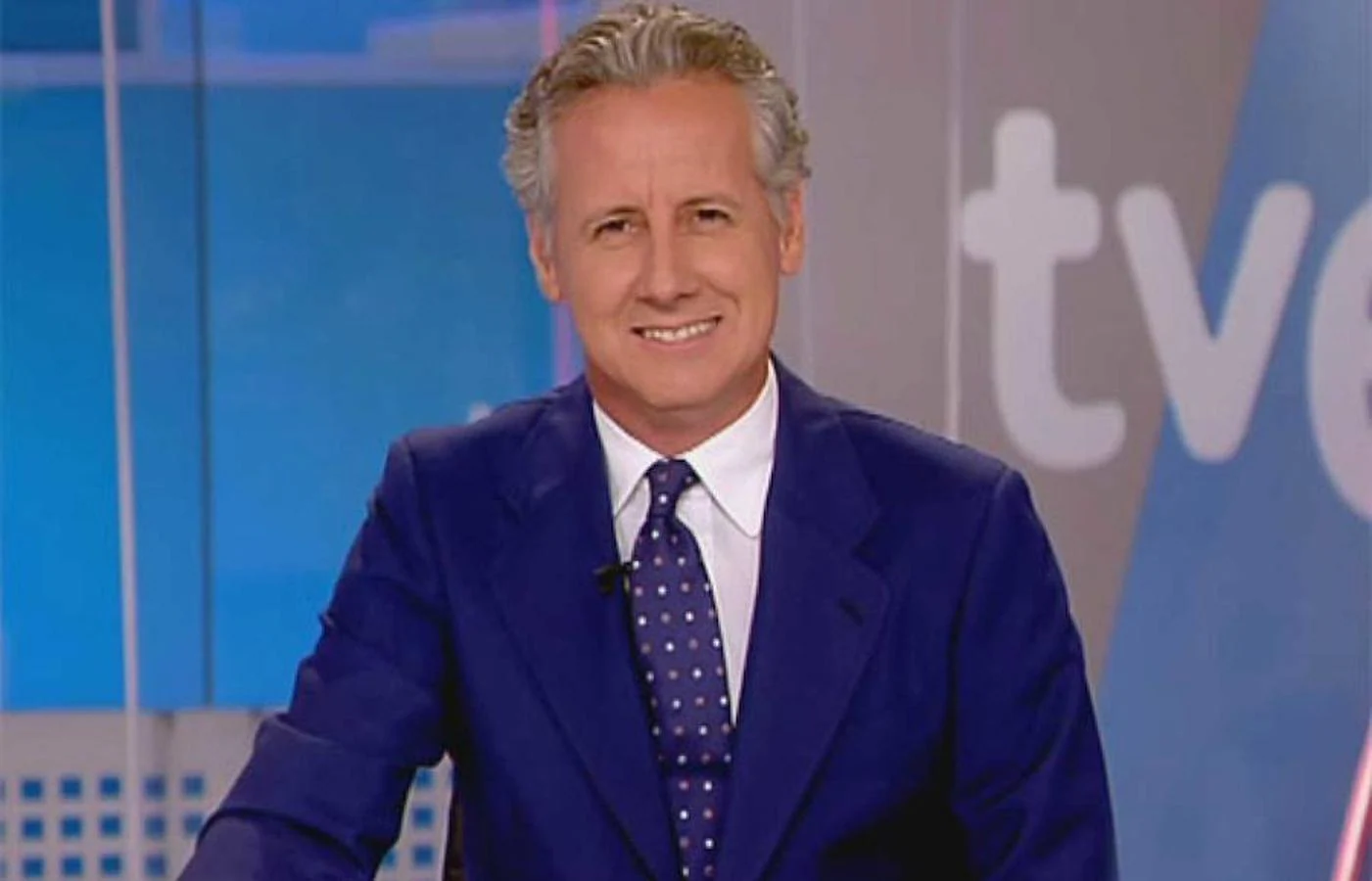 Lorenzo Milá. Periodista español cuya trayectoria comienza en 1983 comenzó como periodista deportivo. Fue redactor del diario 'Spor't. Más tarde, empezó a colaborar en TVE, en programas como 'El tiempo es oro', 'Juego de niños' y 'Plató vacío'. Fue corresponsal adjunto en la delegación de TVE en Washington en 2004 y ha presentado el Telediario nocturno de La 1.