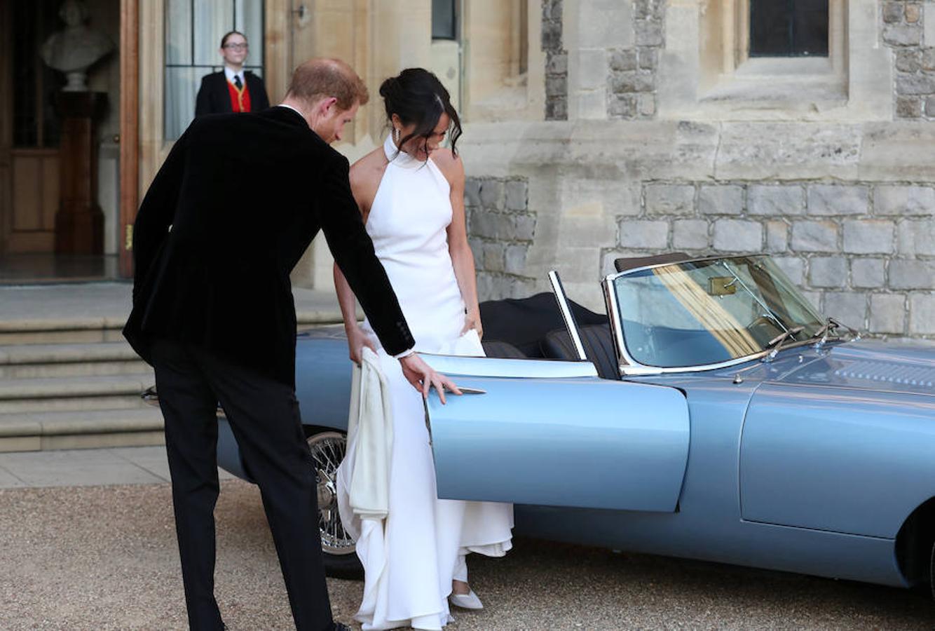 Dos días después del enlace que ha revolucionado Reino Unido, la casa real británica ha publicado las primeras fotografías oficiales de la boda entre el príncipe Harry y  Meghan Markle . Las fotografías fueron tomadas después de la ceremonia, en Windsor, por el fotógrafo Alexi Lubomirsk. El artista también fue el encargado de realizar las instantáneas oficiales del anuncio del compromiso entre los ahora duques de Sussex.