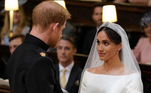 Meghan Markle atiende las palabras del príncipe Harry durante la ceremonia.