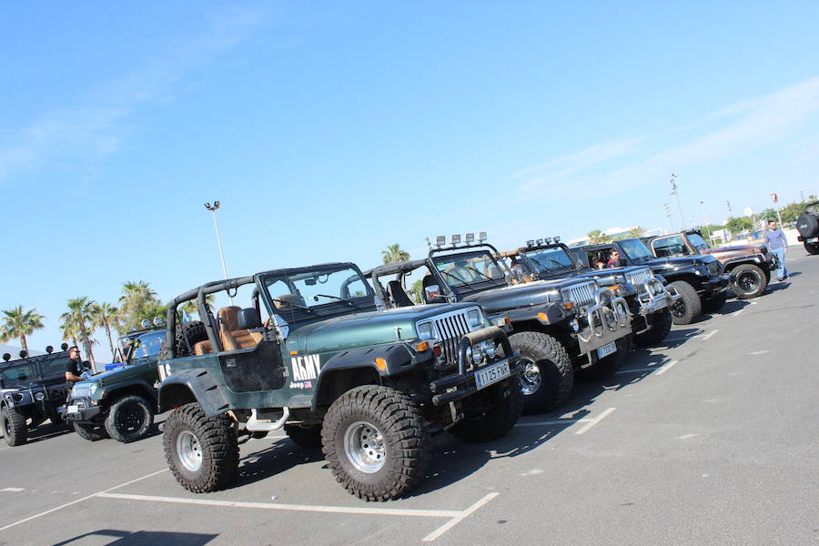 Los propietarios del modelo más reconocido de Jeep, el Wrangler, se reunieron en Valencia para la celebración del primer 'Topless Day' de la marca en España, organizado por el Club de propietarios Jeep Valencia. El 'Topless Day' es el día en el que los propietarios del Wrangler retiran las capotas para empezar circular a cielo abierto durante el verano. Más de 40 unidades, de Alicante a Barcelona pasando por Madrid o Albacete, de modelos Jeep desde los años ochenta hasta la actualidad se reunieron en la Marina para 'destaparse' y realizar un recorrido que les llevó por el Paseo Marítimo de la ciudad, El Palmar y los arrozales de la Albufera hasta el 'Circuit de la Ribera', en Guadassuar, donde una multitudinaria paella y varios recorridos en la pista dieron fin a la jornada. Entre los participantes no había dos Jeep iguales, y destacó la amplia variedad de accesorios, decoraciones, colores y grandes ruedas que hacen que cada uno de estos coches sea totalmente único.