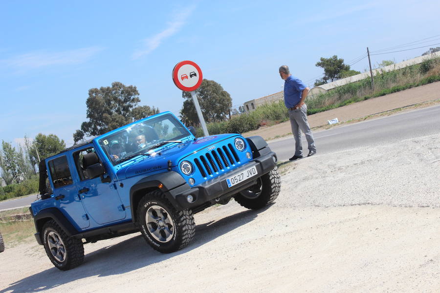 Los propietarios del modelo más reconocido de Jeep, el Wrangler, se reunieron en Valencia para la celebración del primer 'Topless Day' de la marca en España, organizado por el Club de propietarios Jeep Valencia. El 'Topless Day' es el día en el que los propietarios del Wrangler retiran las capotas para empezar circular a cielo abierto durante el verano. Más de 40 unidades, de Alicante a Barcelona pasando por Madrid o Albacete, de modelos Jeep desde los años ochenta hasta la actualidad se reunieron en la Marina para 'destaparse' y realizar un recorrido que les llevó por el Paseo Marítimo de la ciudad, El Palmar y los arrozales de la Albufera hasta el 'Circuit de la Ribera', en Guadassuar, donde una multitudinaria paella y varios recorridos en la pista dieron fin a la jornada. Entre los participantes no había dos Jeep iguales, y destacó la amplia variedad de accesorios, decoraciones, colores y grandes ruedas que hacen que cada uno de estos coches sea totalmente único.