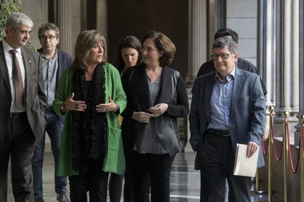 Núria Marín (L'Hospitalet), Ada Colau (Barcelona) y Lluis Tejedor (El Prat), en la presentación. 