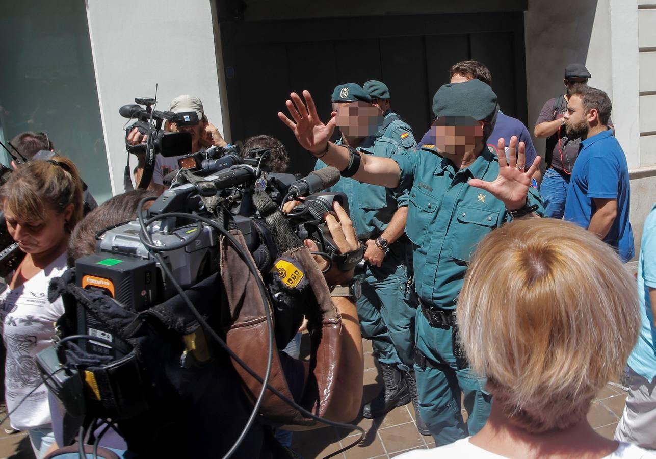 Eduardo Zaplana, ex presidente de la Generalitat y ex ministro de Trabajo y Portavoz del Gobierno de Aznar, ha sido detenido este martes en Valencia. Zaplana está acusado de blanqueo de dinero y delito fiscal, en una operación con otros arrestos: los de Vicente y José Cotino y Juan Francisco García, ex jefe de Gabinete del que fuera jefe del Consell.