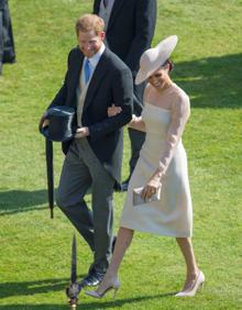 Imagen secundaria 2 - El príncipe Carlos, Camila, Meghan y Harry, este martes, en los jardines del Palacio de Buckingham. 