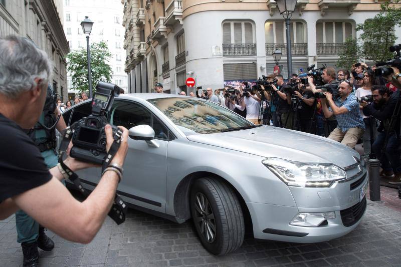 Llegada de Zaplana a la Comandancia de la Guardia Civil de Valencia desde la de Madrid, este jueves.