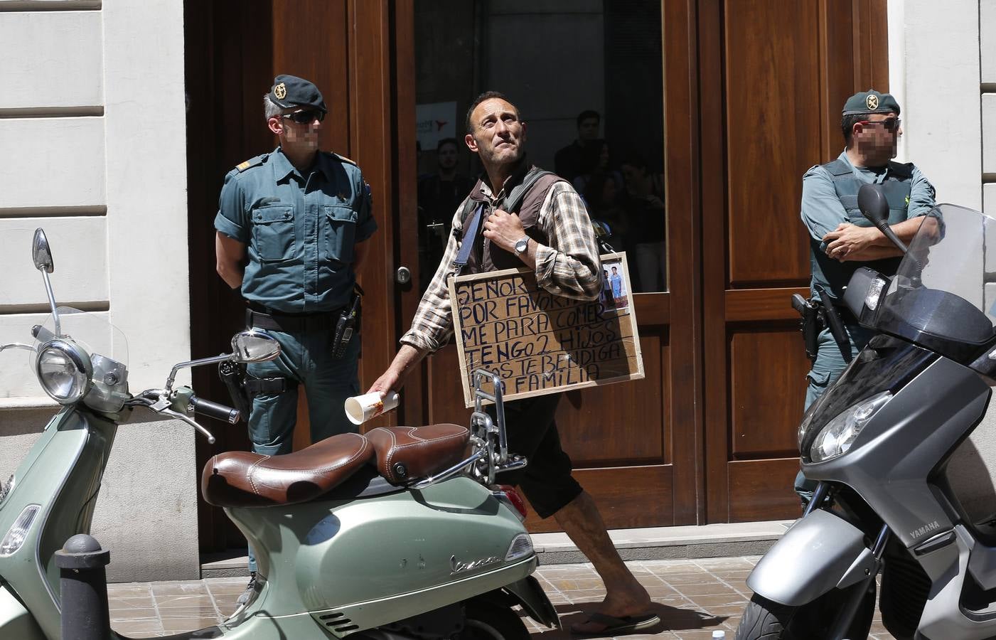 Eduardo Zaplana, ex presidente de la Generalitat y ex ministro de Trabajo y Portavoz del Gobierno de Aznar, ha sido detenido este martes en Valencia. Zaplana está acusado de blanqueo de dinero y delito fiscal, en una operación con otros arrestos: los de Vicente y José Cotino y Juan Francisco García, ex jefe de Gabinete del que fuera jefe del Consell.