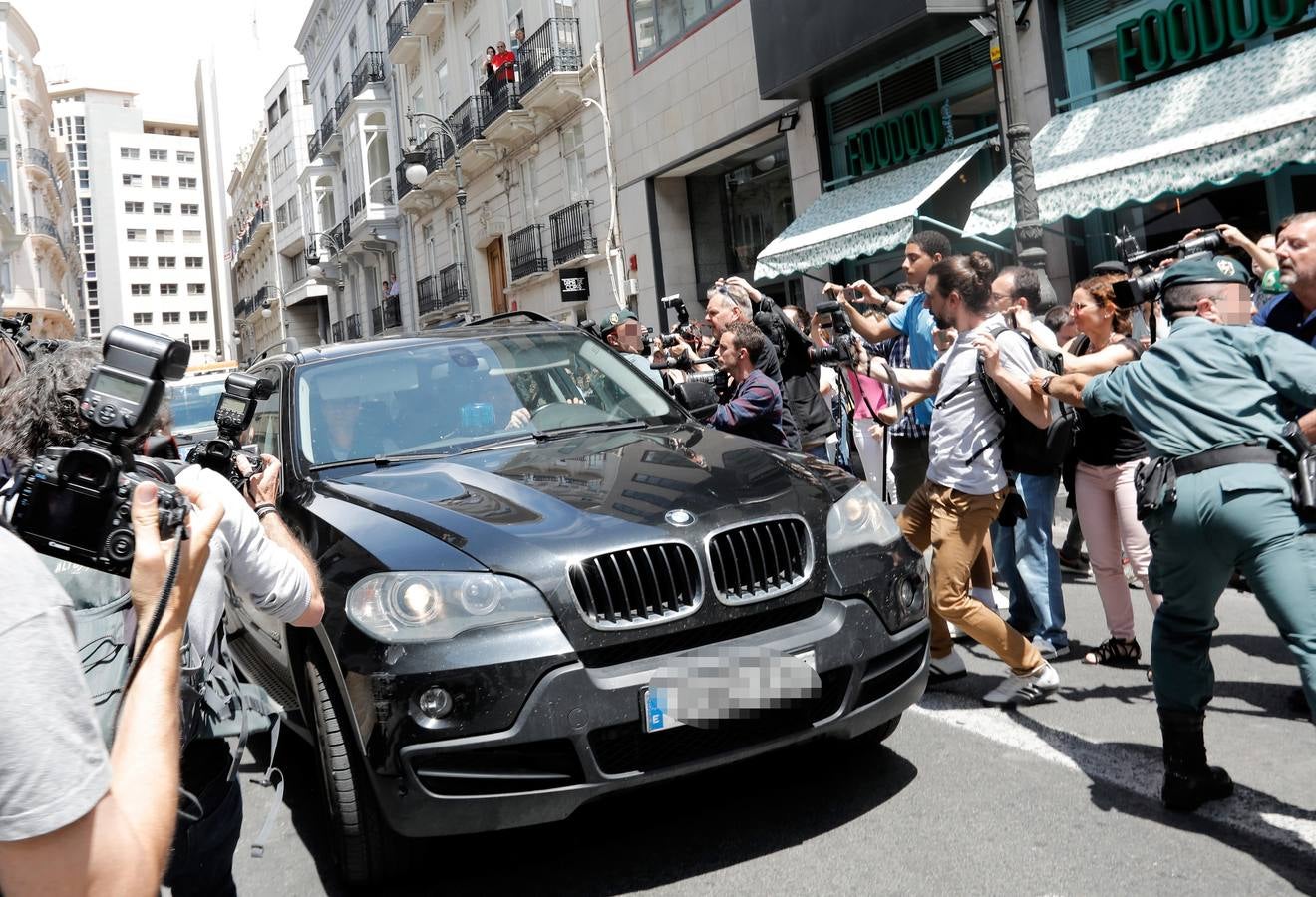 Eduardo Zaplana, ex presidente de la Generalitat y ex ministro de Trabajo y Portavoz del Gobierno de Aznar, ha sido detenido este martes en Valencia. Zaplana está acusado de blanqueo de dinero y delito fiscal, en una operación con otros arrestos: los de Vicente y José Cotino y Juan Francisco García, ex jefe de Gabinete del que fuera jefe del Consell.