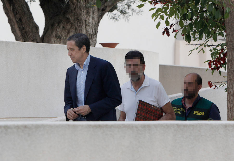 El expresidente de la Generalitat Valenciana y exministro de Trabajo, Eduardo Zapalana, a su llegada a su chalé de Benidorm junto a la comisión judicial tras ser detenido hoy por blanqueo de capitales, malversación, prevaricación y cohecho.