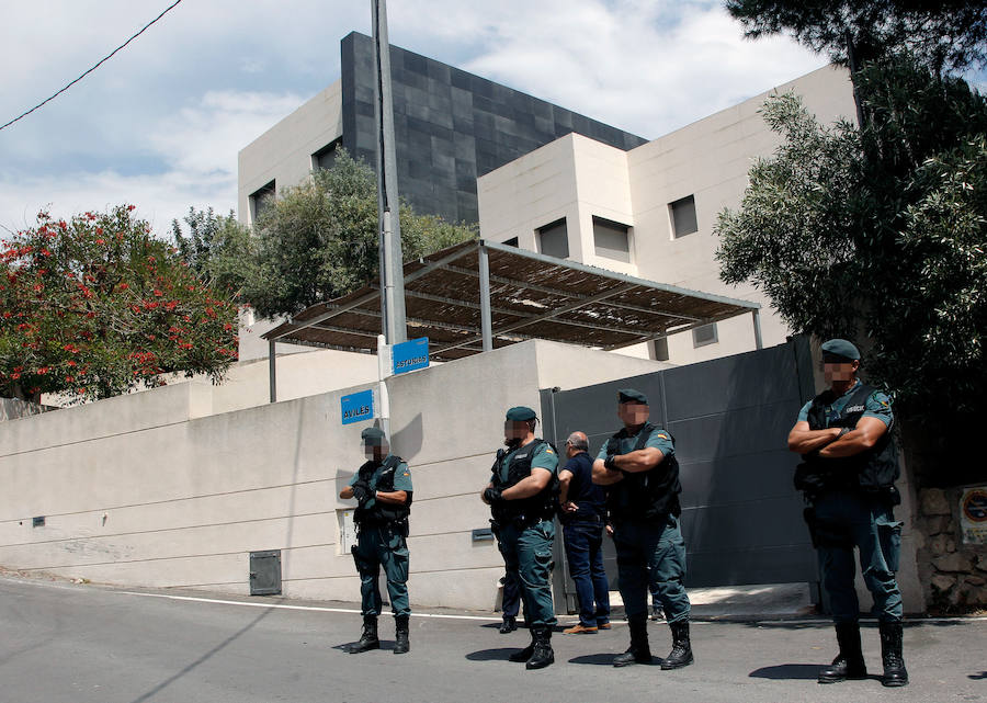 El expresidente de la Generalitat Valenciana y exministro de Trabajo, Eduardo Zapalana, a su llegada a su chalé de Benidorm junto a la comisión judicial tras ser detenido hoy por blanqueo de capitales, malversación, prevaricación y cohecho.