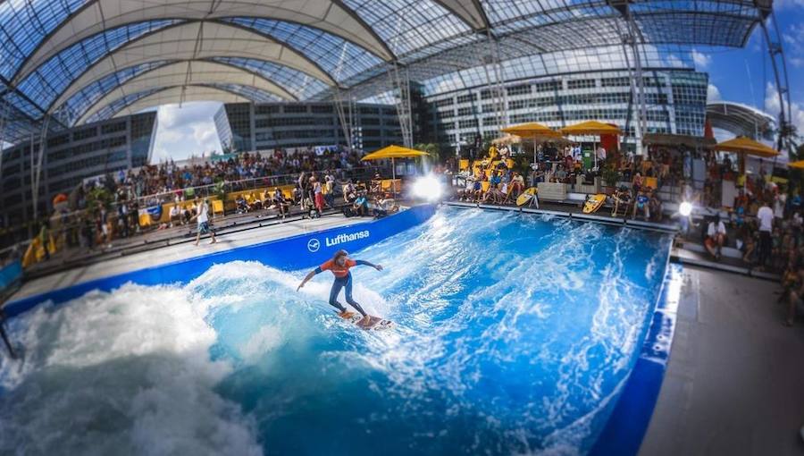 AEROPUERTO DE MÚNICH. Aunque no lo crea, surfear en Múnich es posible, pero sólo si estás en el aeropuerto y es agosto. Una piscina con olas de 1,5 metros permiten a los usuarios que esperan probar las olas gratis. No hace falta equipo, el aeropuerto lo pone todo menos la destreza. 