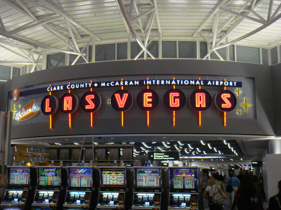 AEROPUERTO DE LAS VEGAS. Lo que pasa en Las Vegas se queda en Las Vegas, pero resulta que el aeropuerto también forma parte de Las Vegas, por lo que aquí se puede seguir, hasta que salga su vuelo, jugando y disfrutando hasta apurar los últimos minutos antes de volver a la realidad. 