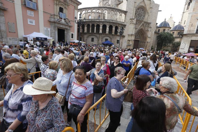 Fotos: Miles de valencianos, en el Besamanos de la Mare de Déu 2018