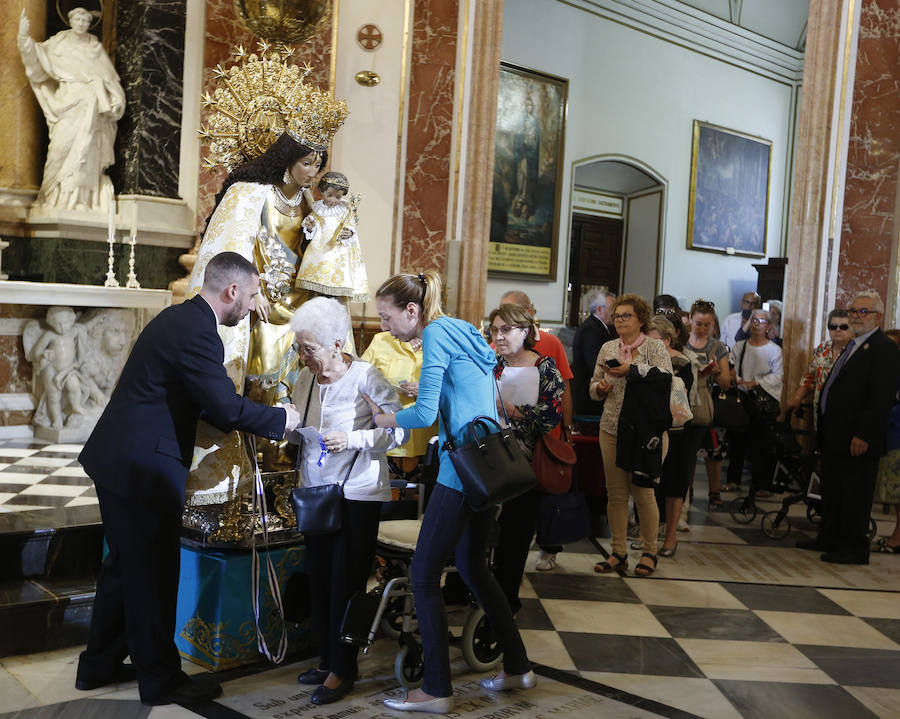 Fotos: Miles de valencianos, en el Besamanos de la Mare de Déu 2018