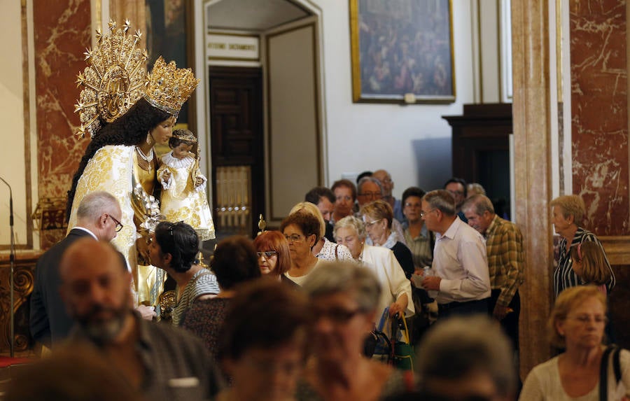 Fotos: Miles de valencianos, en el Besamanos de la Mare de Déu 2018