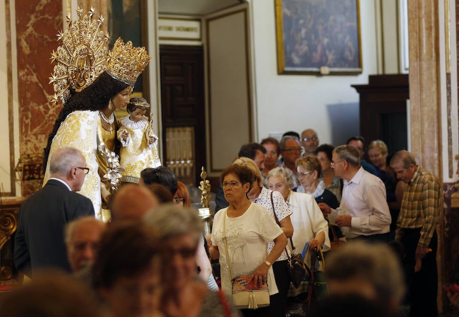 Fotos: Miles de valencianos, en el Besamanos de la Mare de Déu 2018