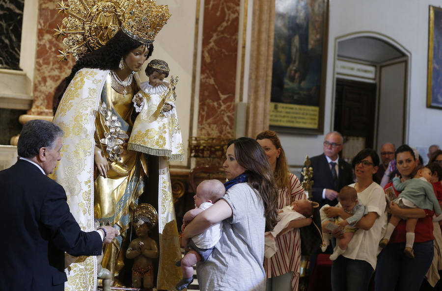 Fotos: Miles de valencianos, en el Besamanos de la Mare de Déu 2018