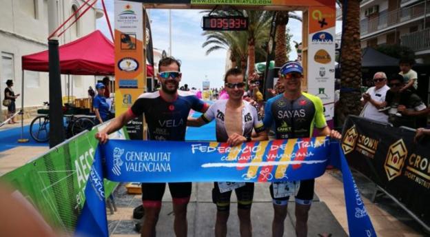 Moisés Vidal vence en el VI Triatlón Internacional de la playa de Oliva