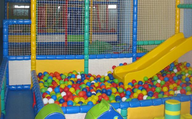 Castillo de bolas en una zona infantil.