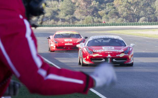 Circulación de dos Ferrari en el Circuito Ricardo Tormo de Cheste.