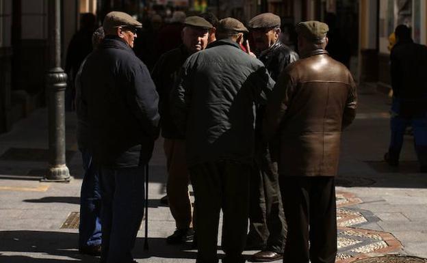 Pensionistas charlan en la calle peatonal de La Bola, en Ronda. 