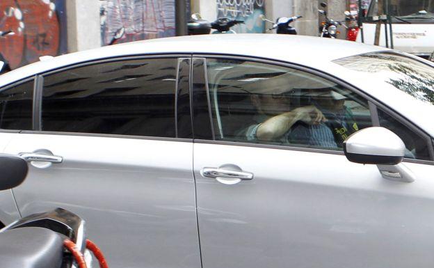 Vehículo en el que agentes de la Unidad Central Operativa de la Guardia Civil (UCO) llegan a las oficinas de Telefónica de la Gran Vía madrileña junto al expresidente Eduardo Zaplana.