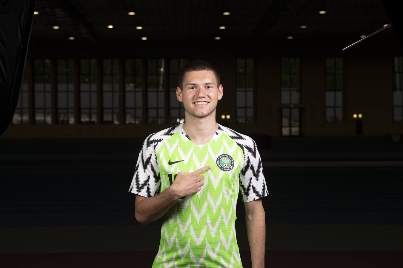 El centrocampista Alexender Tashaev, con la camiseta de Nigeria.