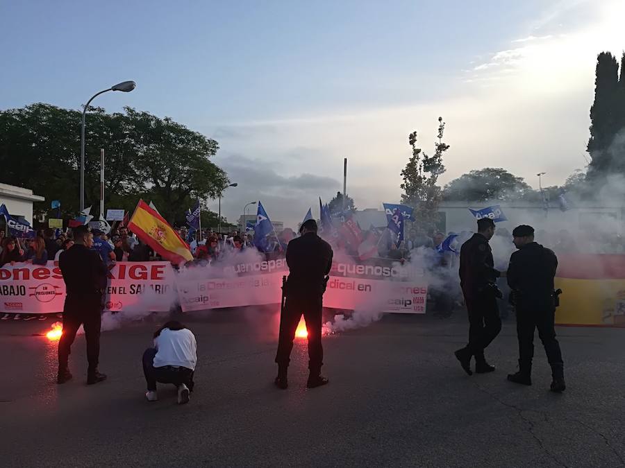 El personal del centro penitenciario bloquea el acceso durante cinco horas con una concentración para reclamar más personal y mejoras.