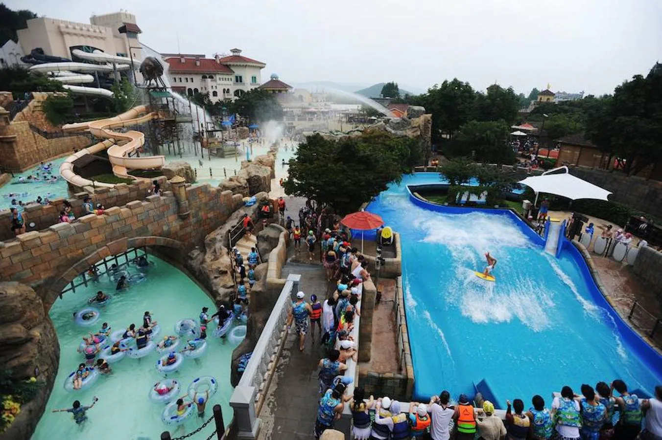 El parque incluye una piscina de olas, una piscina de arena, una piscina para niños pequeños, varios toboganes de agua y saunas.
