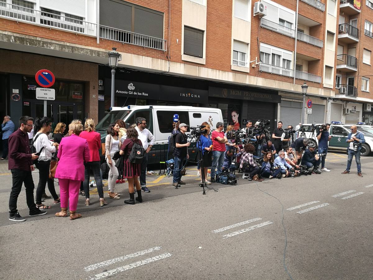 Periodistas concentrados en la Comandancia de la Guardia Civil de Valencia, por los traslados y declaraciones de los detenidos e investigados junto a Zaplana en la Operación Erial.