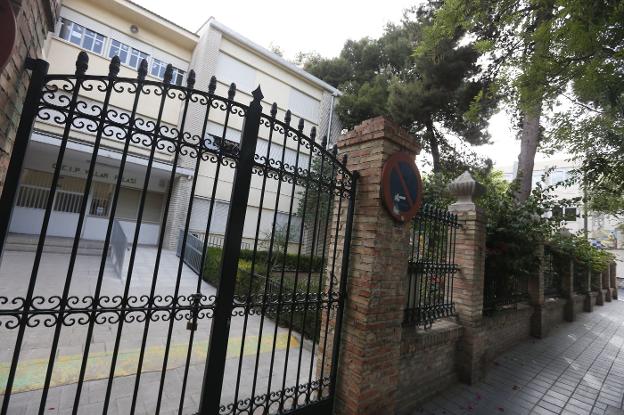 Entrada principal al colegio Villar Palasí, ayer por la tarde. 