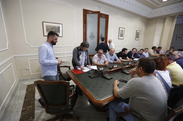 El edil Pere Fuset, junto a los gremios de artistas y los colectivos de fallas. 