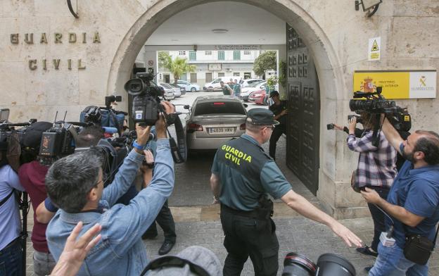 Una nube de periodistas graba el coche en el que iba Eduardo Zaplana. 