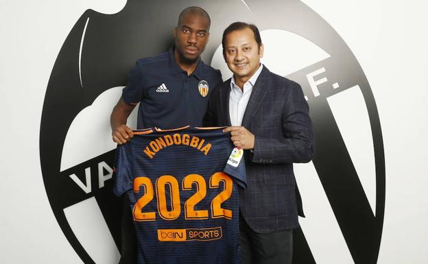 Kondogbia posa con Murthy tras la firma de su nuevo contrato con el Valencia.