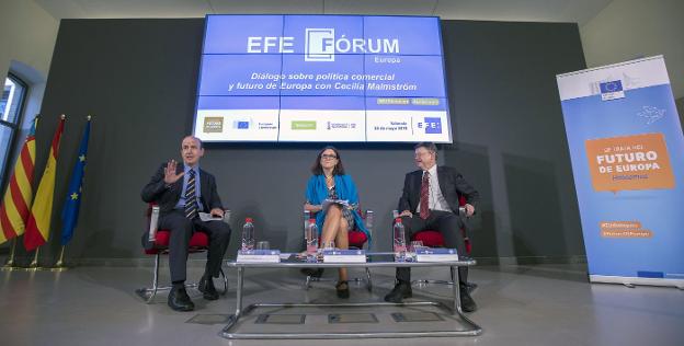 La comisaria Cecilia Malmström y Ximo Puig, con el director de Internacional de la Agencia EFE, José Manuel Sanz. 