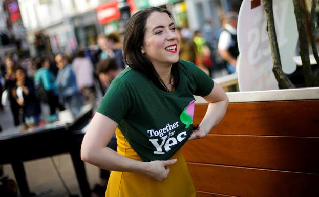 Una mujer irlandesa viste una camiseta a favor del aborto. 