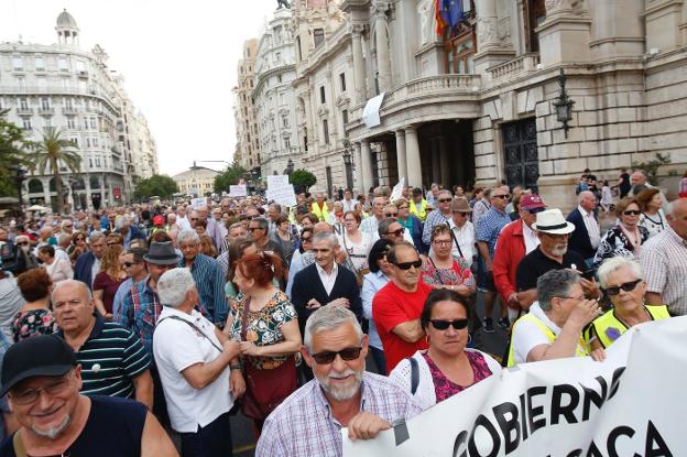 Manifestantes, ayer ante el Ayuntamiento de Valencia. 