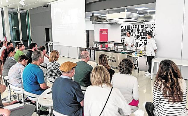 El chef Sergio Box, de La Perla de Jávea, ayer en la masterclass que impartió en el Veles e Vents.