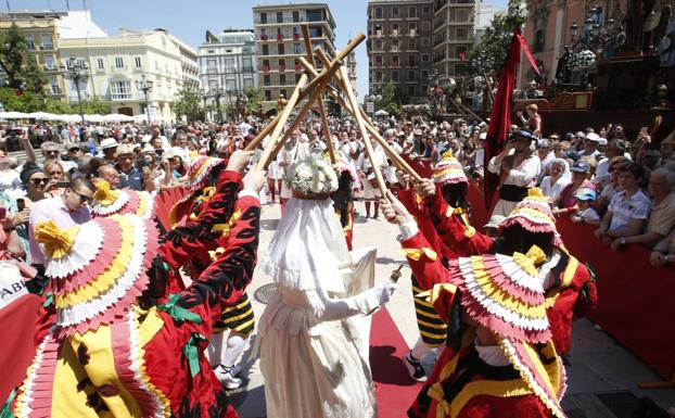 Una de las imágenes más representativas del Corpus: el baile de la Moma. 