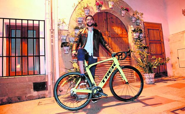 El joven Andrés Contreras, con su bicicleta, a mediados de febrero en Xàbia.