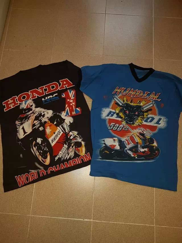 Las camisetas Honda también marcaron un antes y un después en la moda masculina. Prácticamente en todas las casa, con aficionados al motor, se pueden encontrar estas reliquias. 