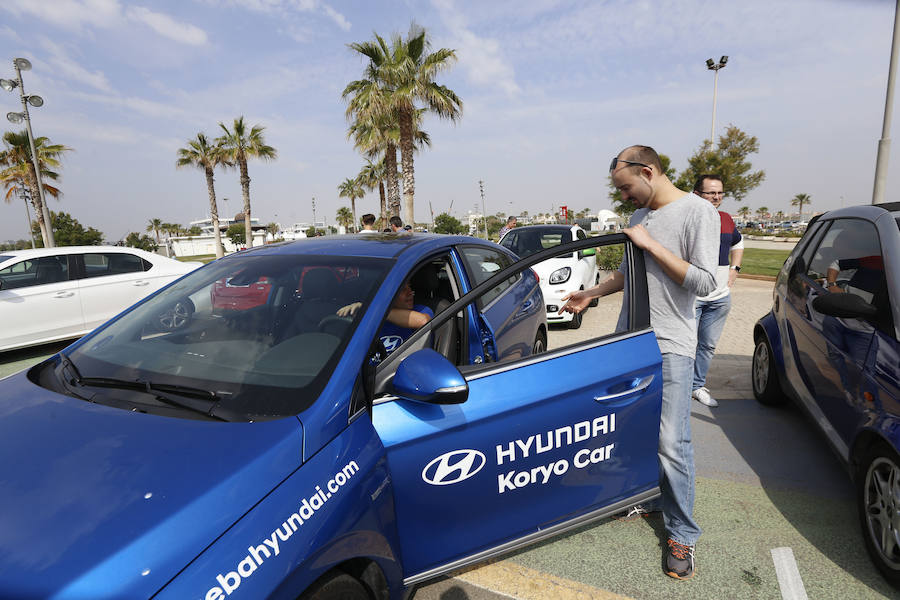 Más de mil usuarios probaron la movilidad ecológica en La Marina, en un recorrido que llevó a los probadores por el antiguo circuito de Fórmula 1. Para muchos fue el primer contacto con un coche ecológico, que no sólo tiene menos emisiones, sino un menor ruido y un mayor confort de marcha.