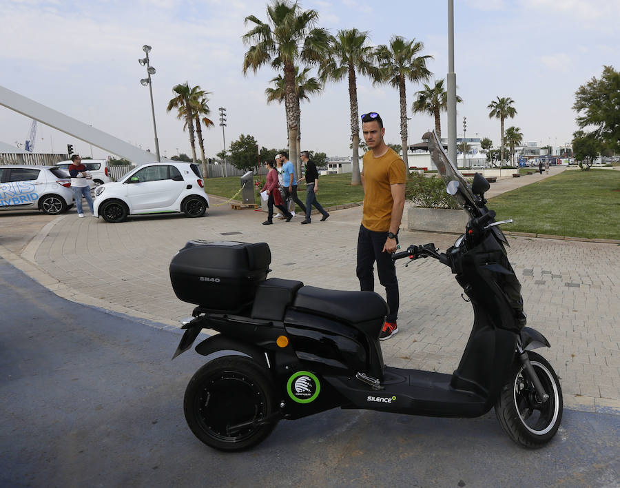 Más de mil usuarios probaron la movilidad ecológica en La Marina, en un recorrido que llevó a los probadores por el antiguo circuito de Fórmula 1. Para muchos fue el primer contacto con un coche ecológico, que no sólo tiene menos emisiones, sino un menor ruido y un mayor confort de marcha.