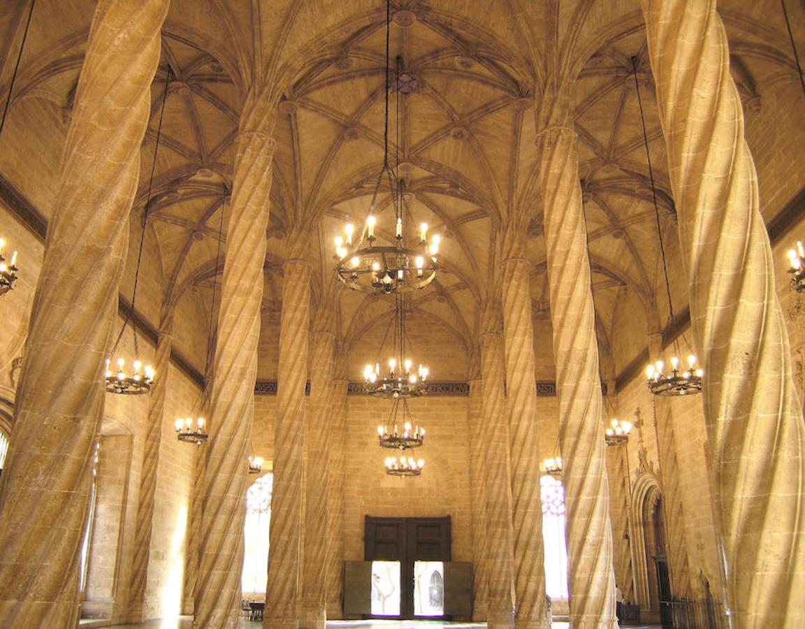 Esta obra maestra del gótico civil valenciano fue en el pasado un centro neurálgico del comercio de la ciudad y, en la actualidad, un lugar para admirar sobre todo por su maravillosa sala con columnas helicoidales que sostienen las bóvedas del techo.