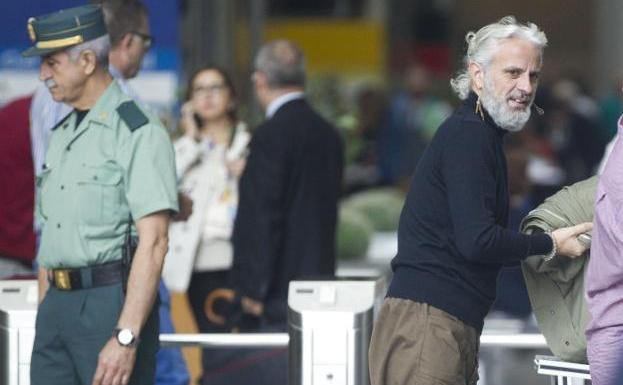 Marcos Benavent, a la derecha, en la Ciudad de la Justica. 