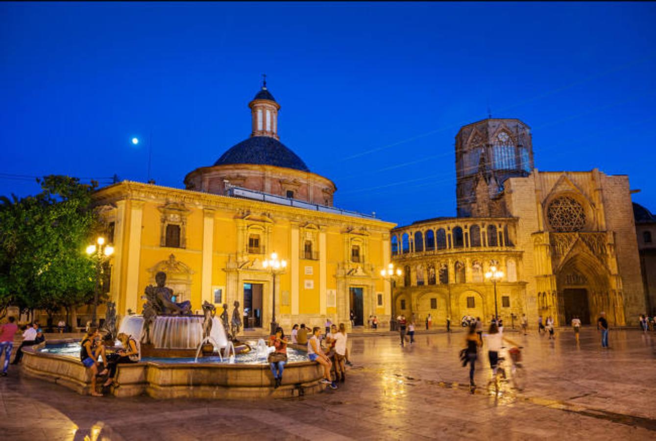 En el centro de la misma está la bonita Fuente del Turia, lugar donde mucha gente aprovecha para tomarse una fotografía con un magnífico escenario de fondo formado por la Basílica de la Virgen de los Desamparados, la Puerta de los Apóstoles de la Catedral de València y el Miguelete que sobresale por detrás.