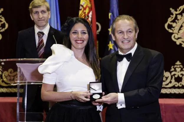 Amparo Calandin recibe la medalla. 