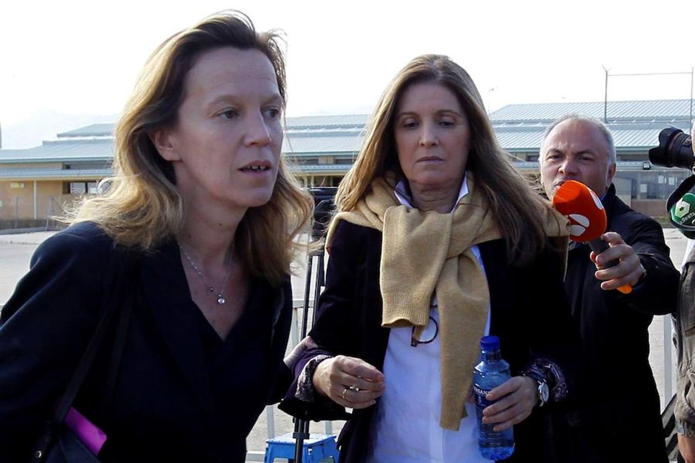 Rosalía Iglesias (d), esposa de Luis Bárcenas, ha salido este jueves de prisión tras abonar su hijo, Willy Bárcenas, los 200.000 euros de la fianza. 18 personas, amigos y familiares de los Bárcenas, han hecho aportaciones para reunir el dinero, según ha explicado Willy Bárcenas en la puerta de Soto del Real. 