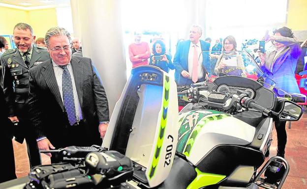 El ministro Zoido, durante la presentación de las motos con minirradar de la Guardia Civil. 