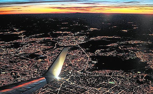 Vista nocturna de Madrid, desde un avión.