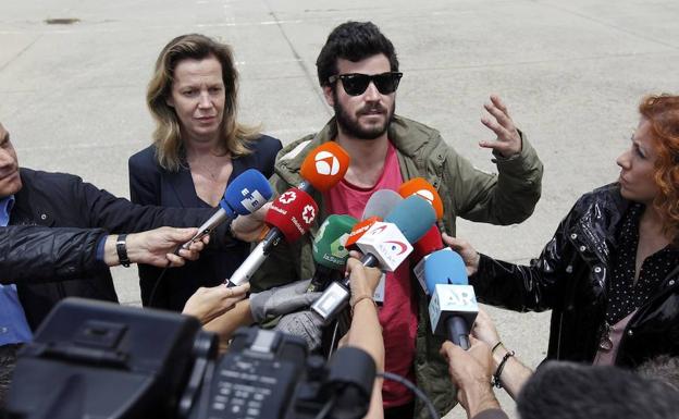 Willy Bárcenas, líder de Taburete, explica a los periodistas cómo ha conseguido los 200.000 euros de fianza. 